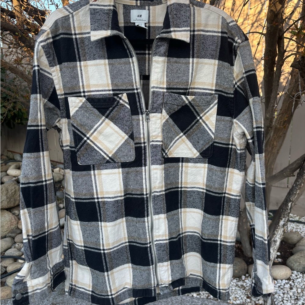 H&M Plaid  zip up Shirt or light jacket size M excellent condition